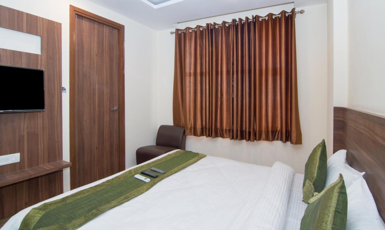Treebo Trend Bipin International Hotell Lucknow Exteriör bild