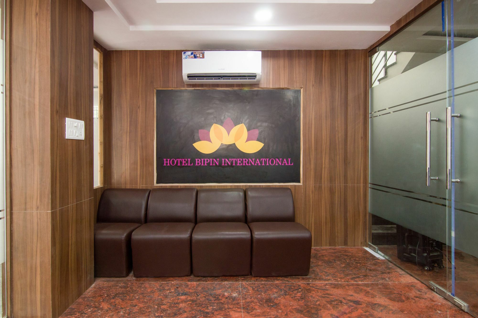 Treebo Trend Bipin International Hotell Lucknow Exteriör bild